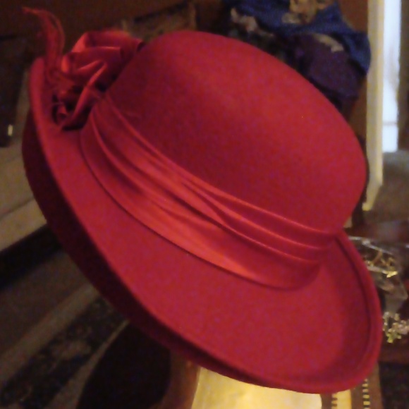 Red Felt Hat - Picture 5 of 6